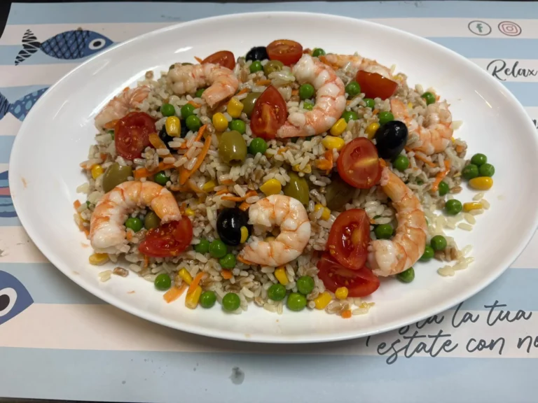 Insalata di farro e riso con gamberetti e verdure